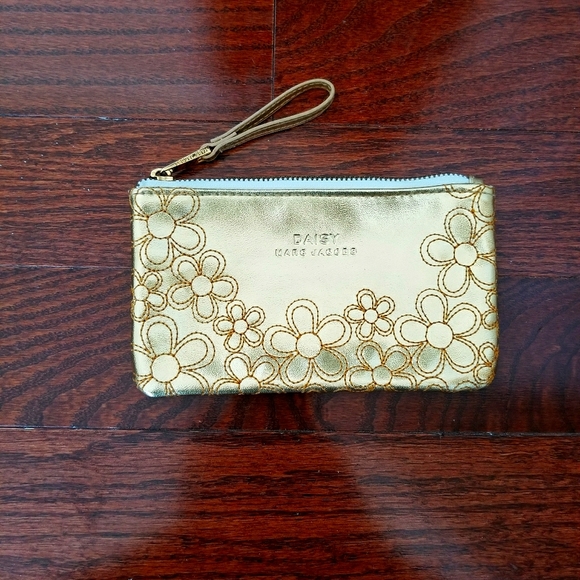 Marc Jacobs Handbags - Daisy Marc Jacobs wristlet